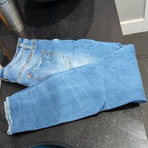 Slight distressed skinny jean